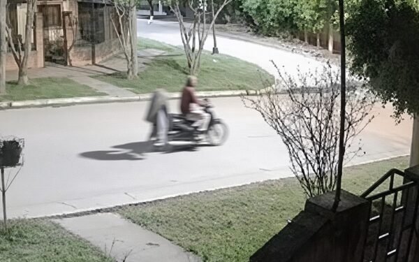 Robo de moto en Tafí Viejo: la cámara los filmó, la discapacidad de la víctima conmueve