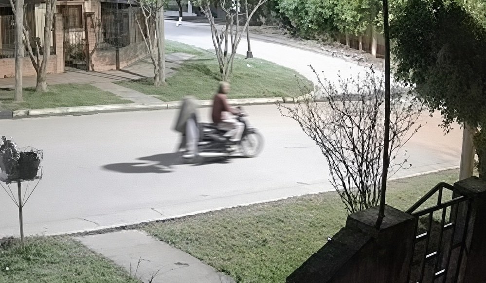 Robo de moto en Tafí Viejo: la cámara los filmó, la discapacidad de la víctima conmueve