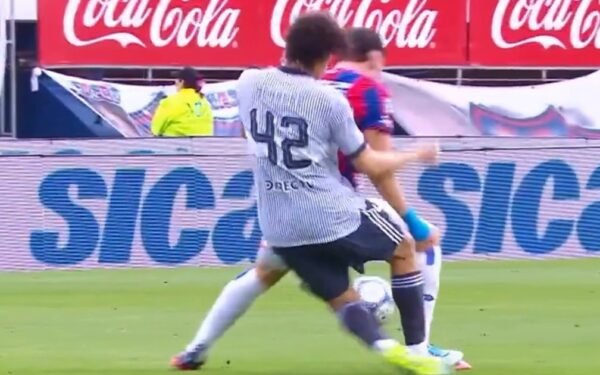 Arasa se comió el pisotón: Herrera se salvó de la roja en un fallo clave