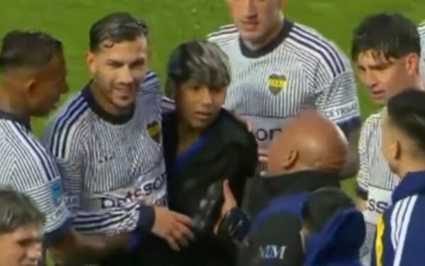 Paredes, ídolo sin fronteras: un hincha de San Lorenzo lo invadió para abrazarlo
