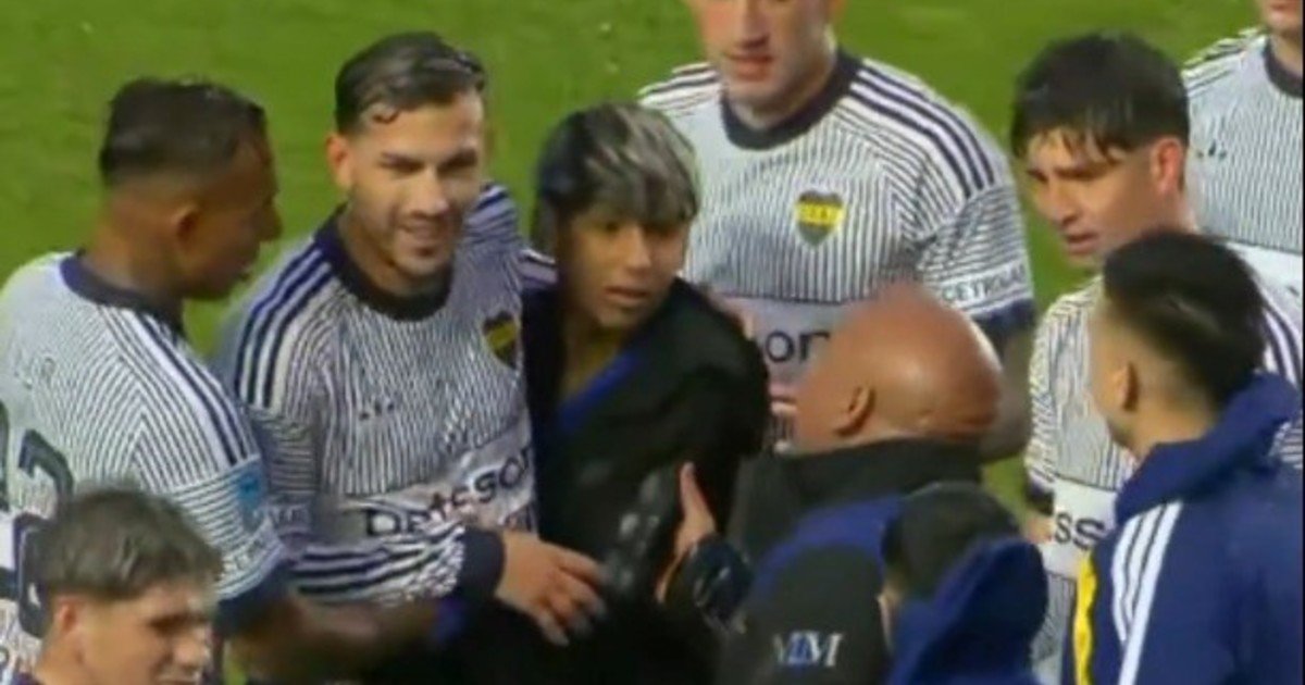 Paredes, ídolo sin fronteras: un hincha de San Lorenzo lo invadió para abrazarlo