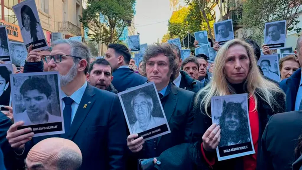 Rafecas procesa a 8 iraníes y libaneses por la AMIA: el Gobierno celebra la ley que lo hizo posible