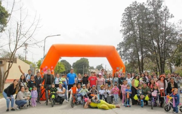 Primavera sobre ruedas: 60 niños lideraron una bicicleteada familiar en Tafí Viejo
