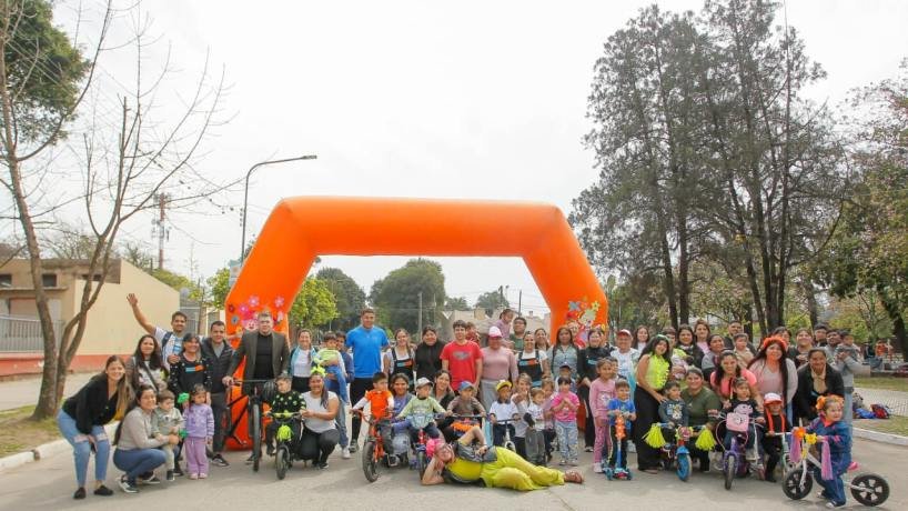 Primavera sobre ruedas: 60 niños lideraron una bicicleteada familiar en Tafí Viejo