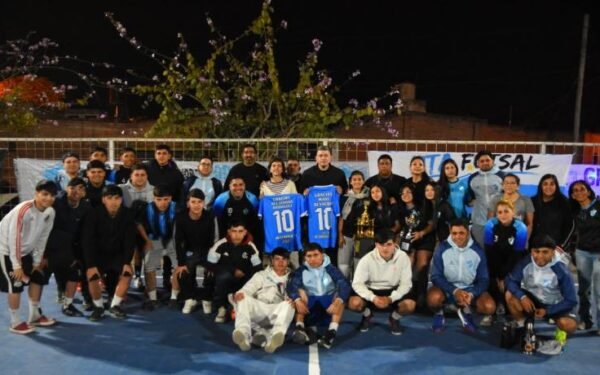 La cancha del barrio UTA renace: soldadura, pintura y camisetas para los campeones