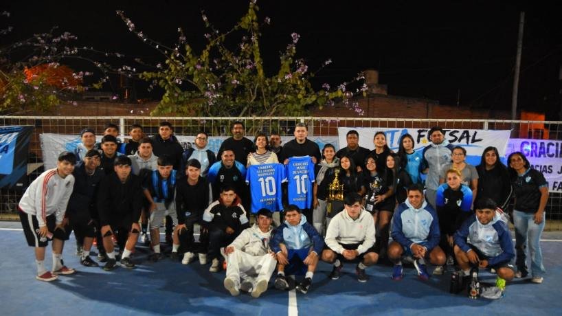 La cancha del barrio UTA renace: soldadura, pintura y camisetas para los campeones