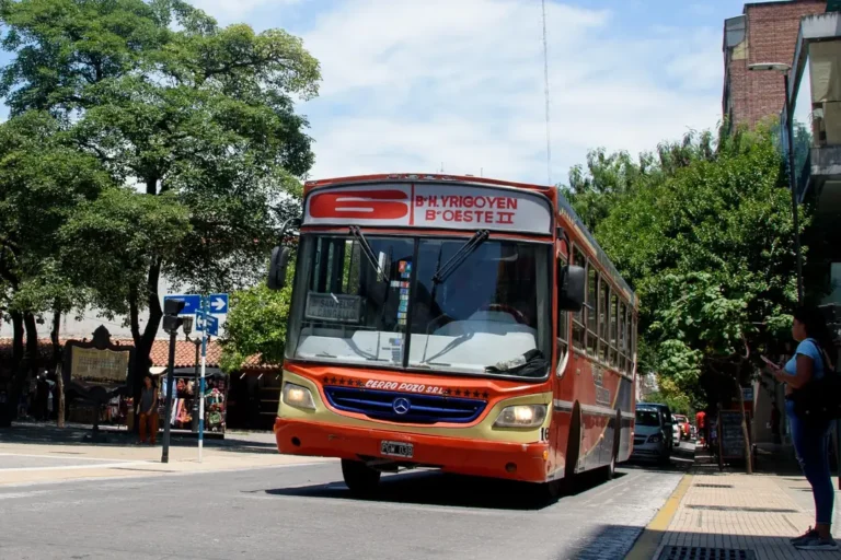 Obras cortan arteria clave: Línea 6 de colectivos cambia su recorrido por 10 días