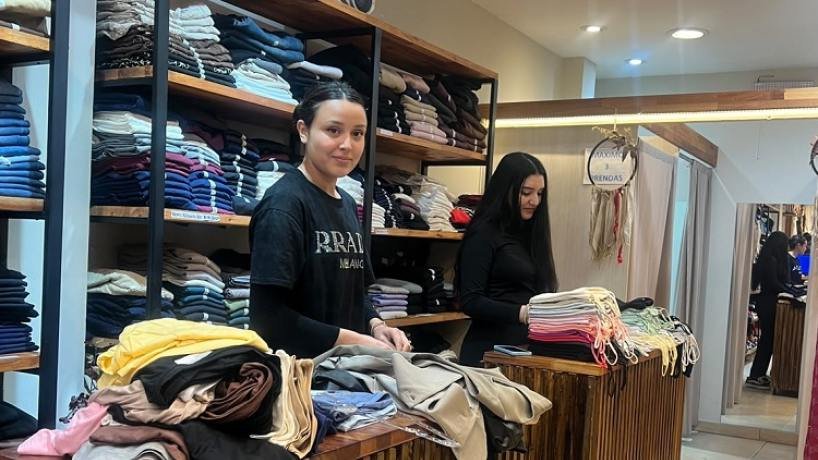Primera experiencia laboral: dos jóvenes tucumanas escriben su futuro en una boutique