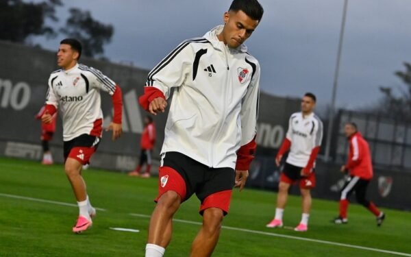 Vera, en la cuerda floja: seis partidos para convencer a River