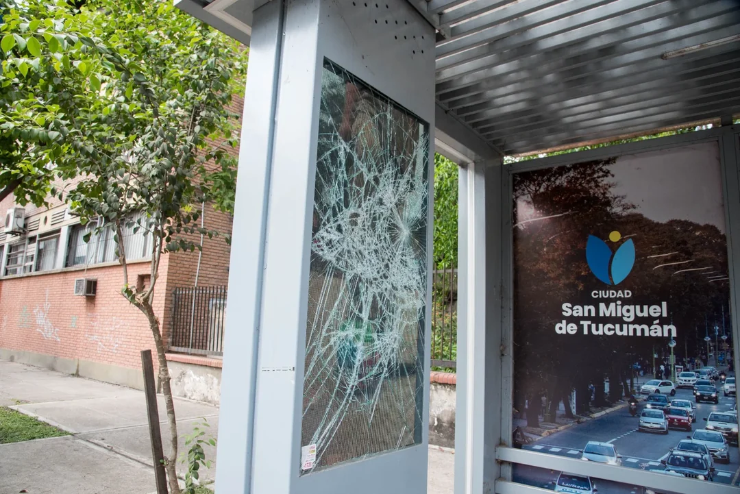Vandalismo masivo: 58 paradas de colectivo destruidas y una cacería judicial en marcha