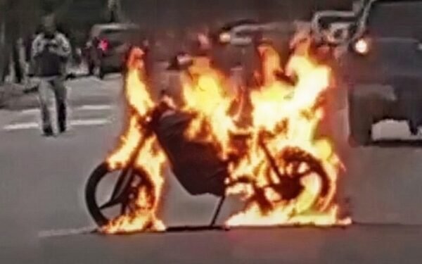 Prendió fuego a su moto frente a la policía en pleno centro de Tucumán y fue detenido