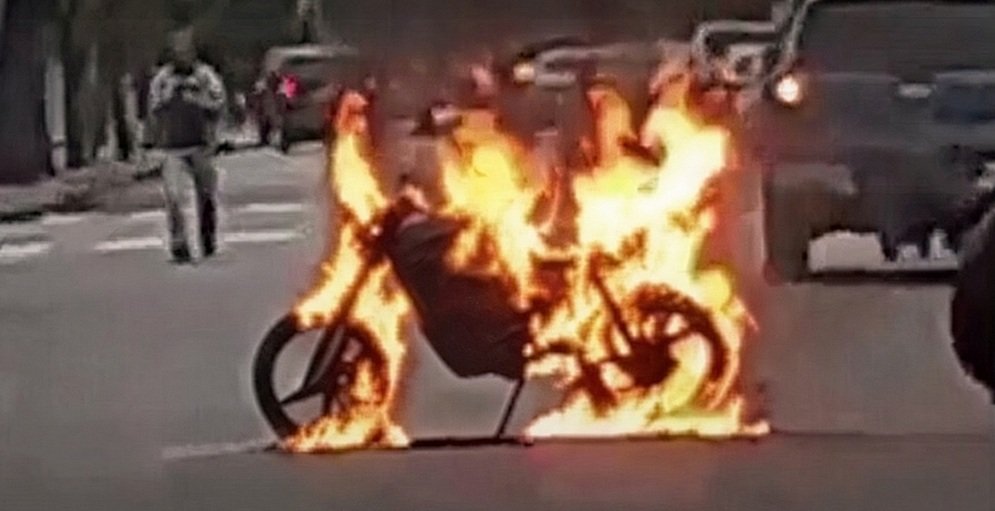 Prendió fuego a su moto frente a la policía en pleno centro de Tucumán y fue detenido