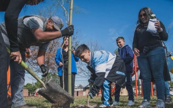 Tafí Viejo lleva salud animal y servicios a la plaza del barrio Azcuénaga