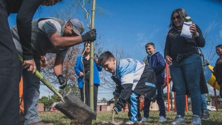 Tafí Viejo lleva salud animal y servicios a la plaza del barrio Azcuénaga