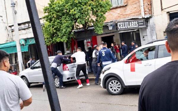Puños y motores: remiseros protagonizan una violenta pelea en El Bajo