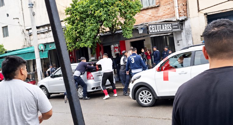 Puños y motores: remiseros protagonizan una violenta pelea en El Bajo