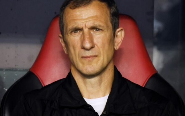 Arruabarrena, entre la lesión de Velasco y el ‘anulo mufa’ de Boca