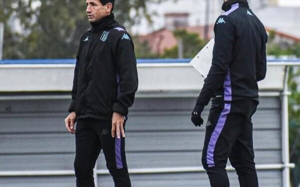 Chirola sacude Racing: sorpresón en su primer once de práctica