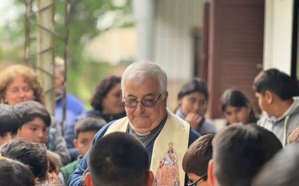 El obispo Sánchez recorre el corazón de Lomas de Tafí en una jornada pastoral