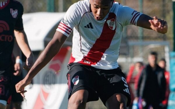 El goleador que ilusiona a River: de imitar a Driussi a firmar su primer contrato