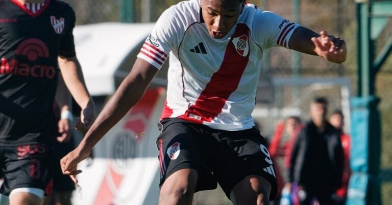 El goleador que ilusiona a River: de imitar a Driussi a firmar su primer contrato