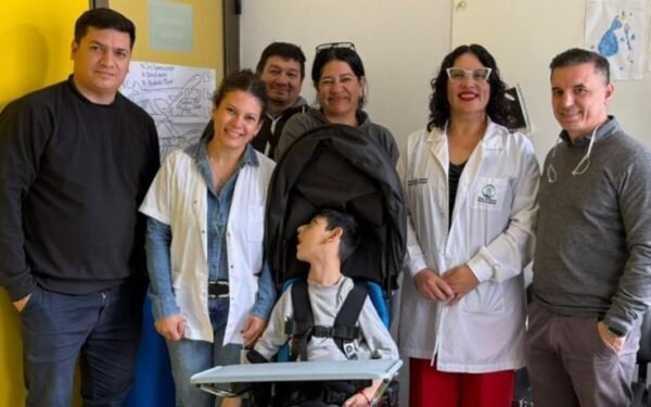 Una silla que cambia la vida: el Hospital Avellaneda le da movilidad a Franco