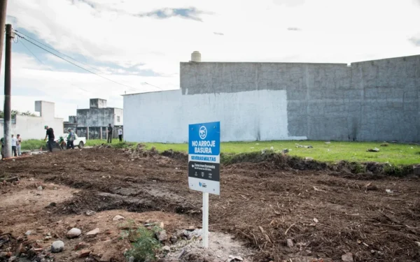 Erradican un basural crónico y lo transforman en espacio verde con mural de Malvinas