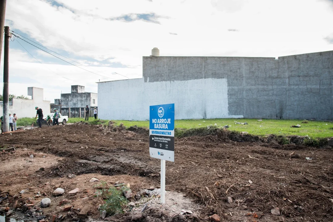 Erradican un basural crónico y lo transforman en espacio verde con mural de Malvinas