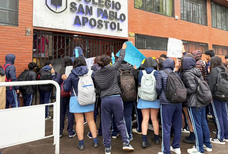 Piden expulsión de alumno que vendió fotos de compañeras con IA en OnlyFans