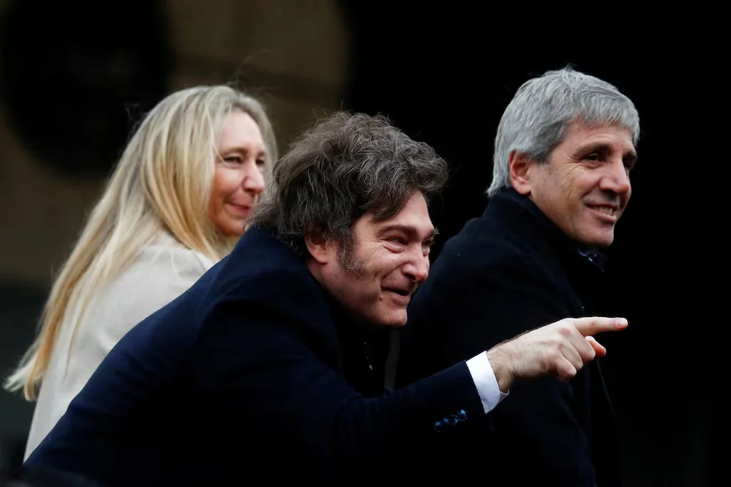 Milei prepara su relanzamiento en el Gran Rex y frena al Papa en el balcón