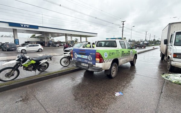 Un camión irrumpe en la vereda: una mujer muere y dos motociclistas heridos