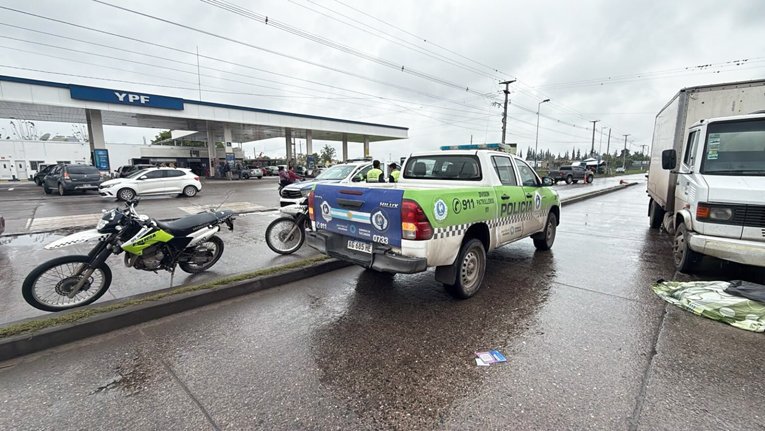 Un camión irrumpe en la vereda: una mujer muere y dos motociclistas heridos