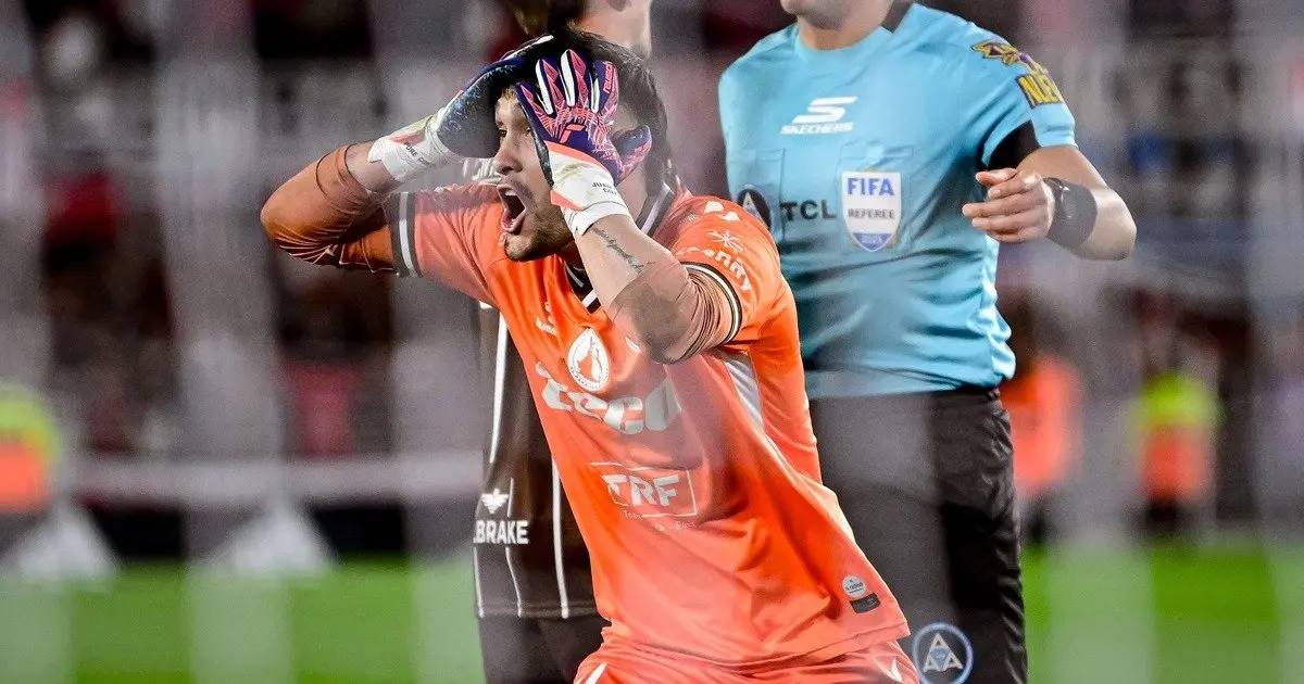 ¡Cozzani, el arquero de Platense, se queja del Martearena y desata furia!