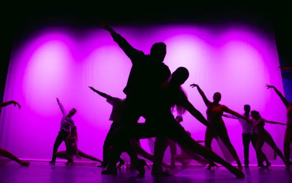 Lomas se mueve al ritmo: un maestro de salsa convoca a los que nunca bailaron