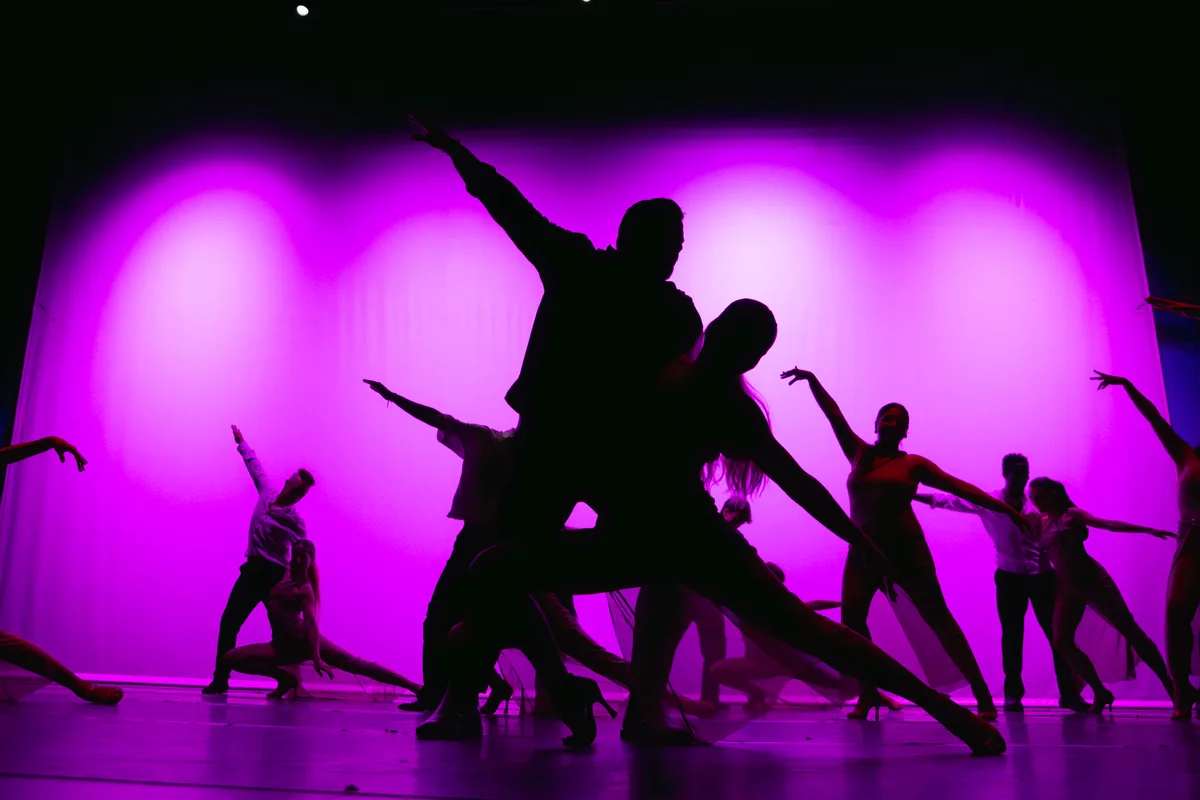Lomas se mueve al ritmo: un maestro de salsa convoca a los que nunca bailaron