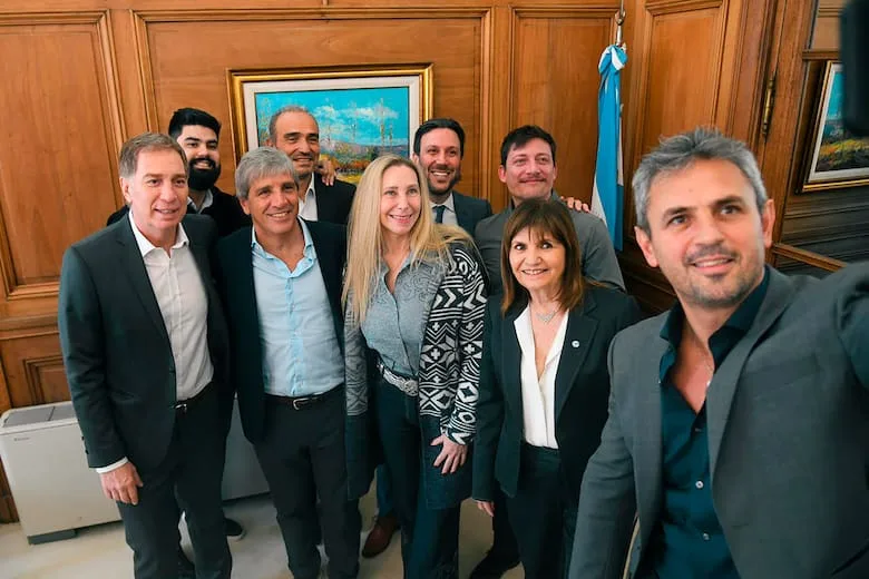 La grieta en el Gobierno: Milei debate el plan económico mientras la interna se acelera